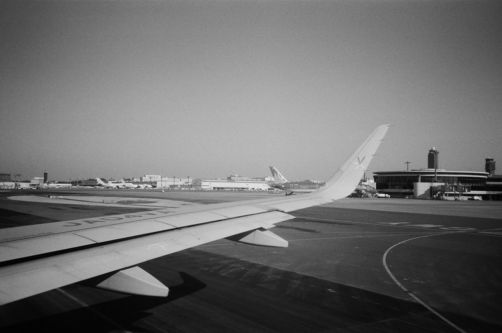 From NRT to CTS, Japan / Kodak TRI-X / Lomo LC-A+ 從成田機場準備起飛前往新千歲機場。  上次東日本流浪的時候是從新千歲機場飛回來成田，而這次是要飛上去，剛好來回都湊滿了！  飛去新千歲只要一個小時，那時候東日本流浪往北花了五天，現在想起來還真是佩服自己，竟然可以睡在街頭。  Lomo LC-A+ Kodak TRI-X 400 / 400TX 8561-0031 2016/01/31 Photo by Toomore