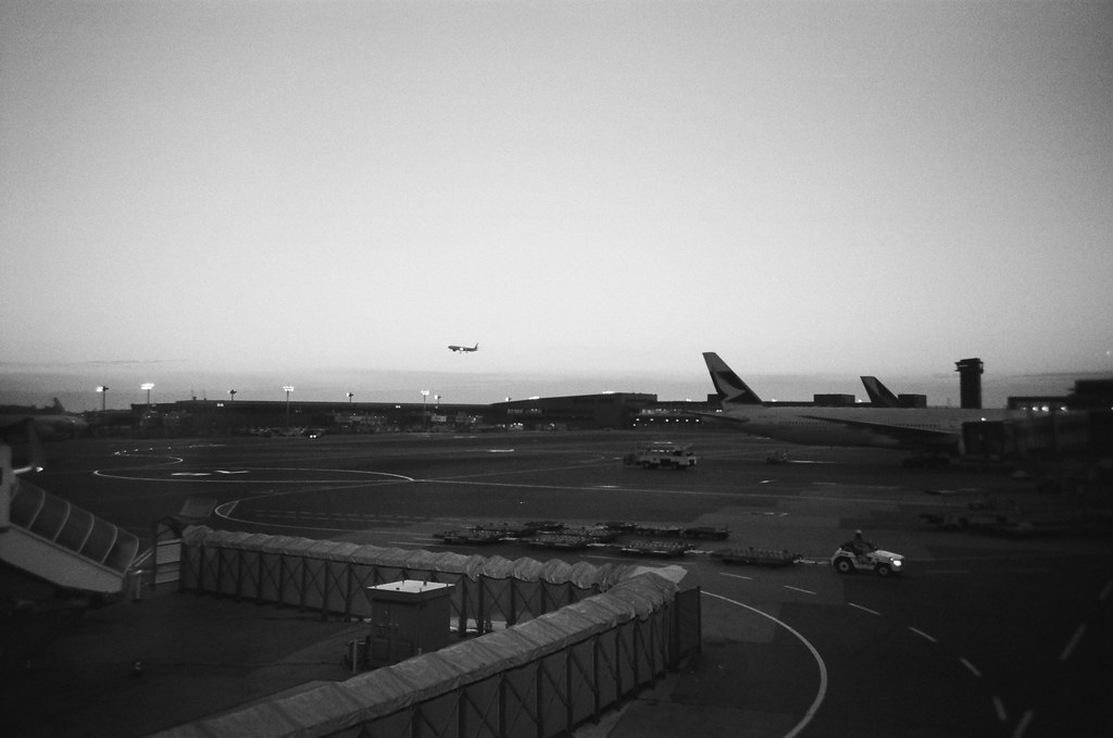 Narita Air Port NRT, Japan / Kodak TRI-X / Lomo LC-A+ 在成田機場等飛往札幌的班機，看著其他飛機飛離、降落，想想自己也來日本好多次了。  一直來東京或是經過東京，只是想看看曾經走過的地方是不是還和記憶裡的場景是一樣的，但縱使不一樣了，也想看能否把腦袋裡的覆蓋掉。  好想再飛遠一點，或是說，可以就這樣真的不要回來了。  該有多好。  Lomo LC-A+ Kodak TRI-X 400 / 400TX 8561-0004 2016/01/31 Photo by Toomore